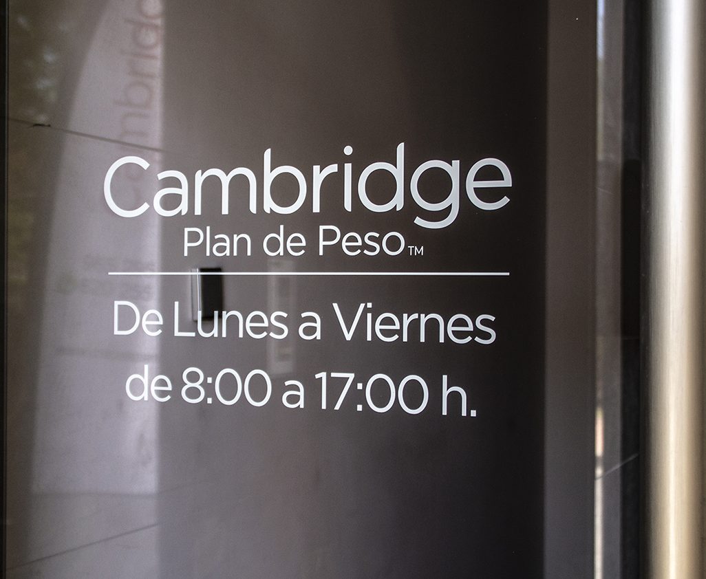 Instalación e impresión de vinilos en El Campello para Cambridge Weight Plan