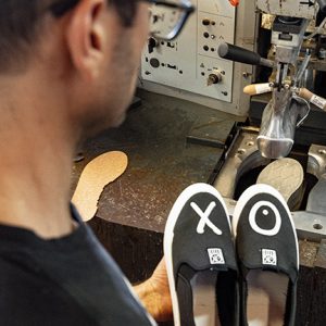 Grabación de fabricación de calzado reciclado y fotografía en Elche